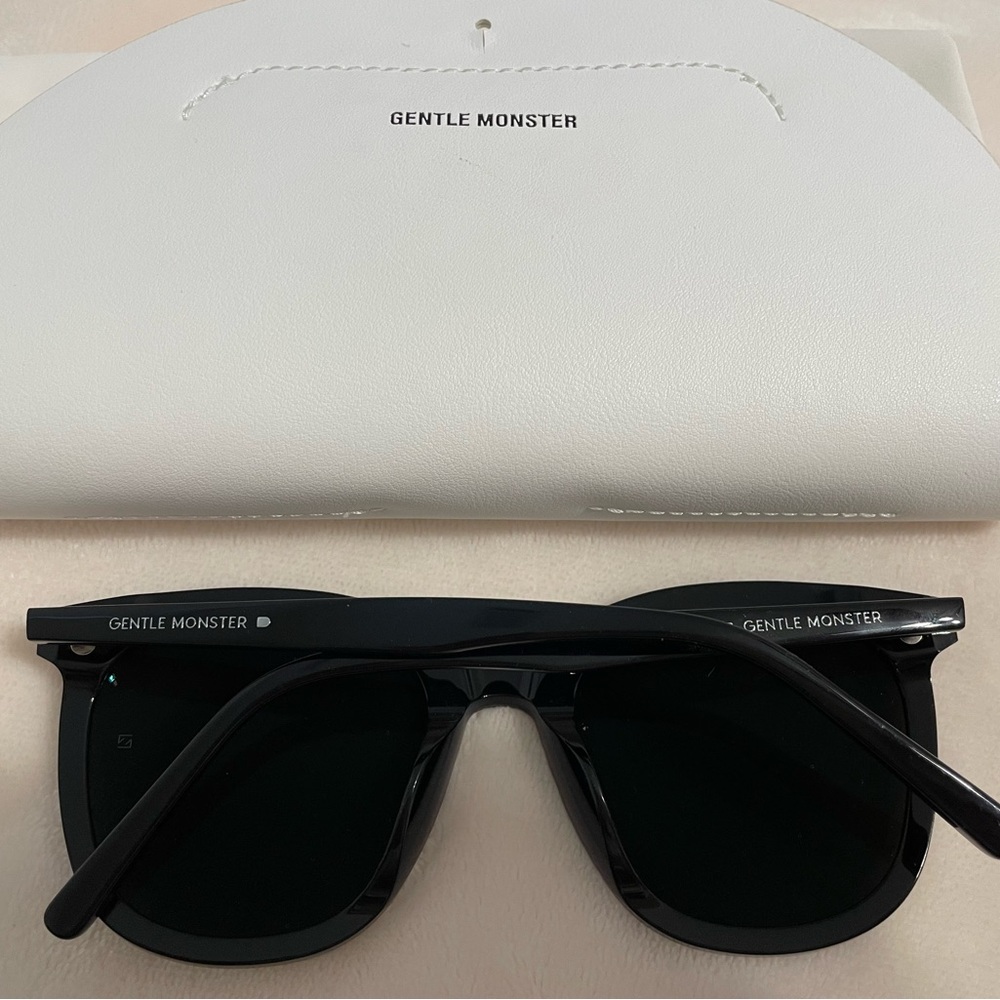 GENTLE MONSTER Black Sunglasses - Picture 3 of 16